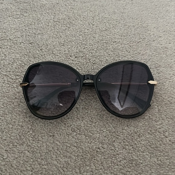 Collection of Sunglasses - Picture 5 of 7